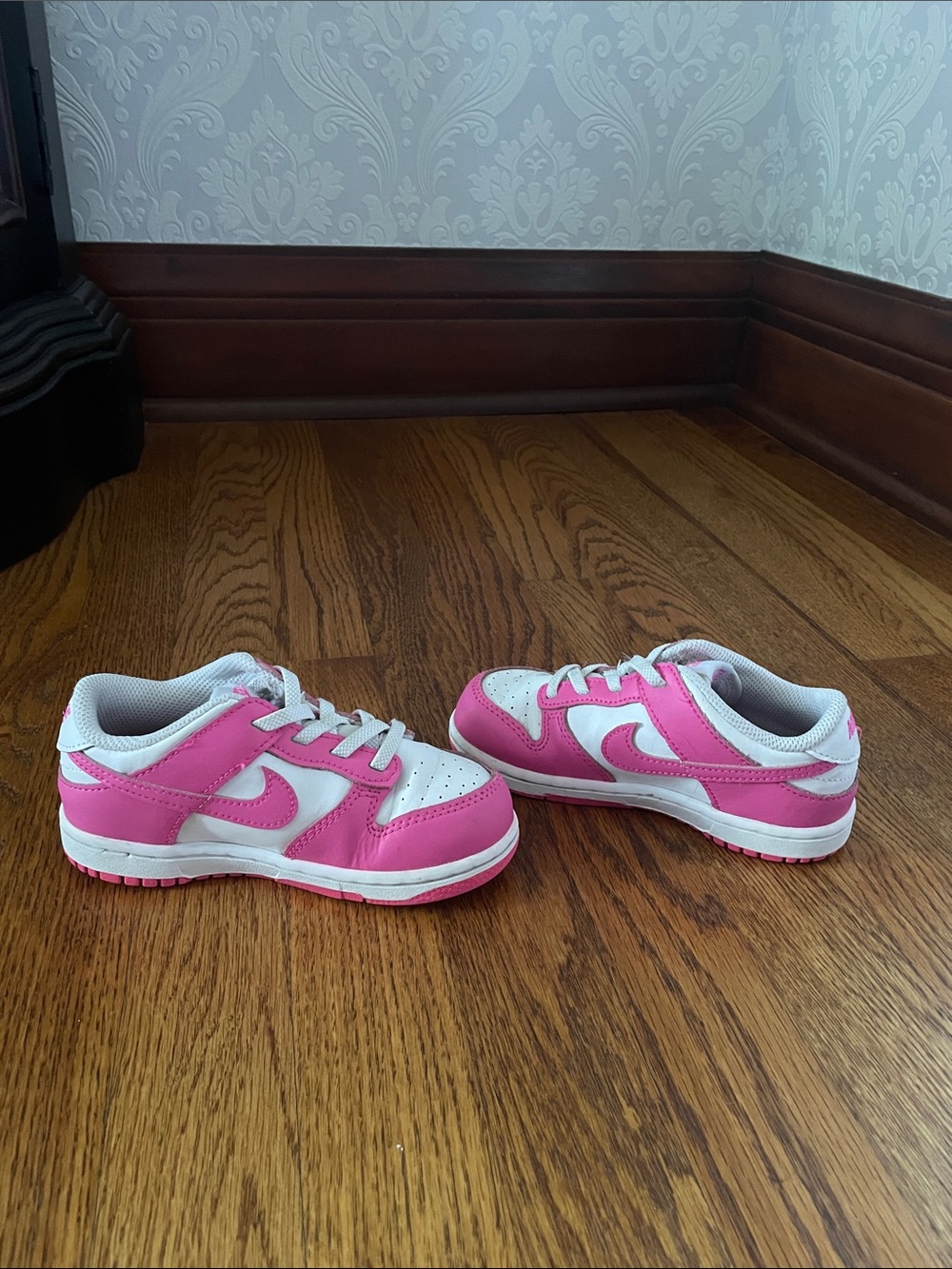 Nike Kids Low-Top Sneakers in Pink and White